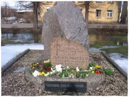 Piemiņas akmens pie Stendes dzelsceļa stacijas Piemiņas akmens pie Stendes dzelsceļa stacijas