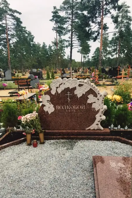 Anatolija Stils Plus - Магазин гранитных памятников Гранитные памятники и уход за могилами в Риге – индивидуальное решение для каждого захоронения