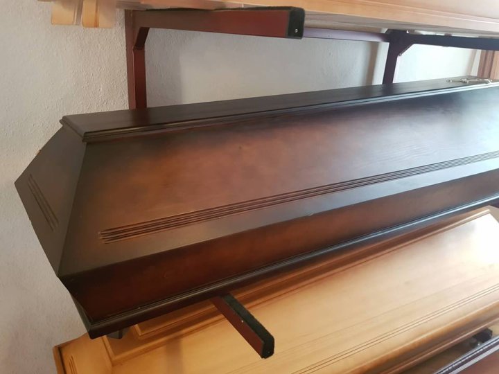 Matēts koka zārks tumši brūnā krāsā