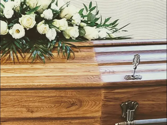 Apbedīšanas piederumi un preces