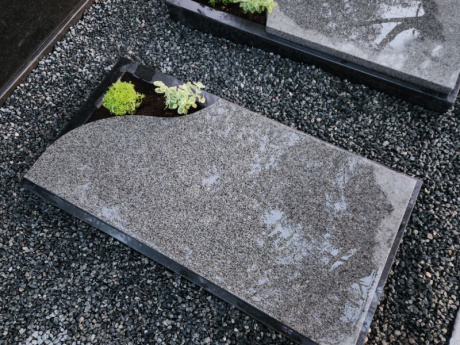 Granīta kapu apmale ar atvērtu stūriti GA-4