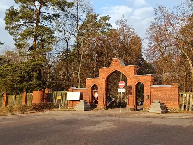 Daugavpils Katoļu kapu ieeja, kas atrodas 18. Novembra ielā