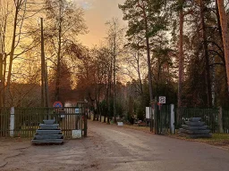 Daugavpils Komunālie kapi ir vieta ar dziļu kultūrvēsturisku nozīmi Daugavpils Komunālie kapi - Galvenie vārti