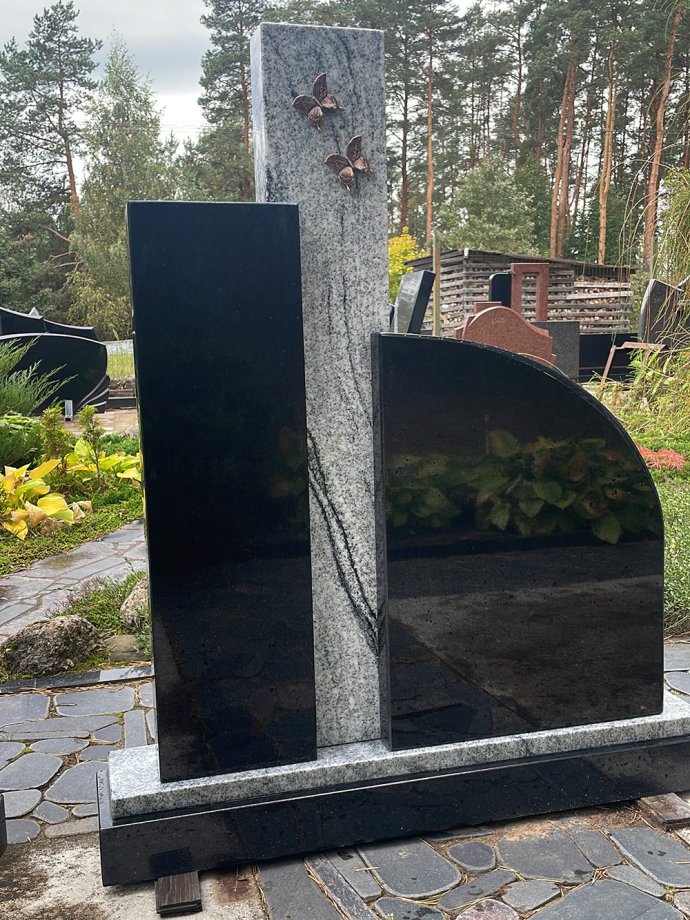 Высокий памятник из трёх плит — двух тёмных и одной светло-серой