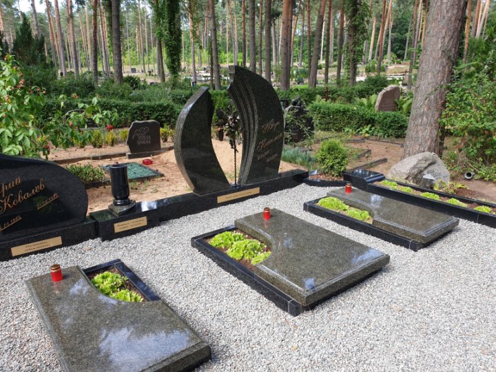 Гранитный надгробный памятник в асимметричной форме с элементом ковки