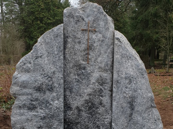 Памятник из валуна с бронзовым крестом