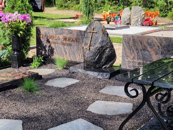 Композиция памятников из гранита и валуна