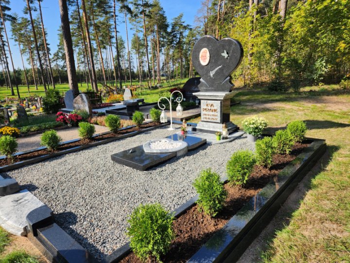Памятник с сердцем на роскошном постаменте, выполненный из черного и белого гранита