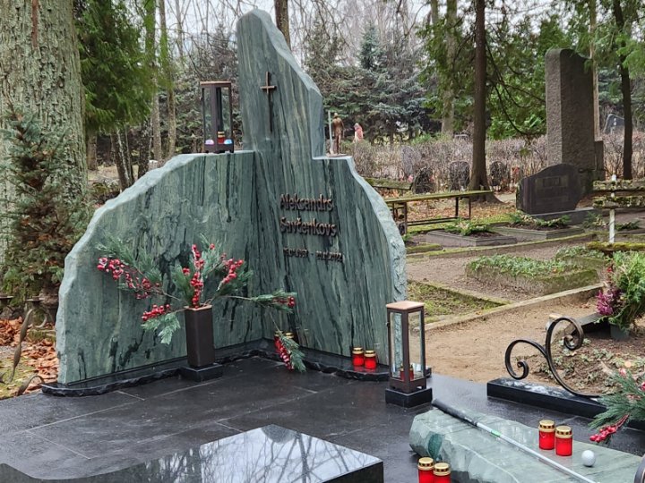 Мелонитовый памятник