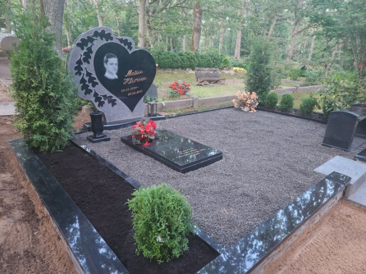 Памятник в форме сердца, изготовленный из качественного скандинавского гранита