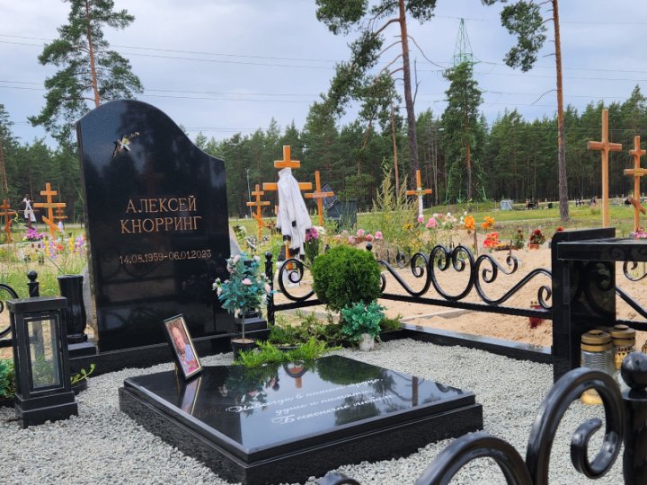 Классический памятник из высококачественного скандинавского гранита