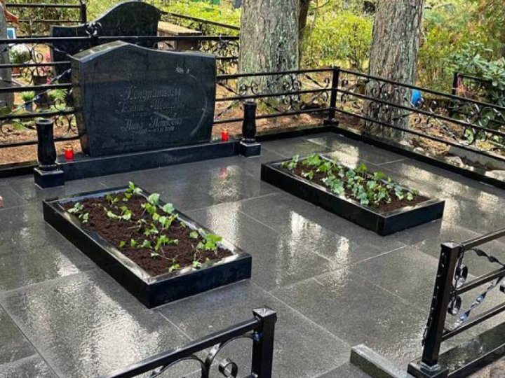 Гранитный памятник с изогнутой верхней частью