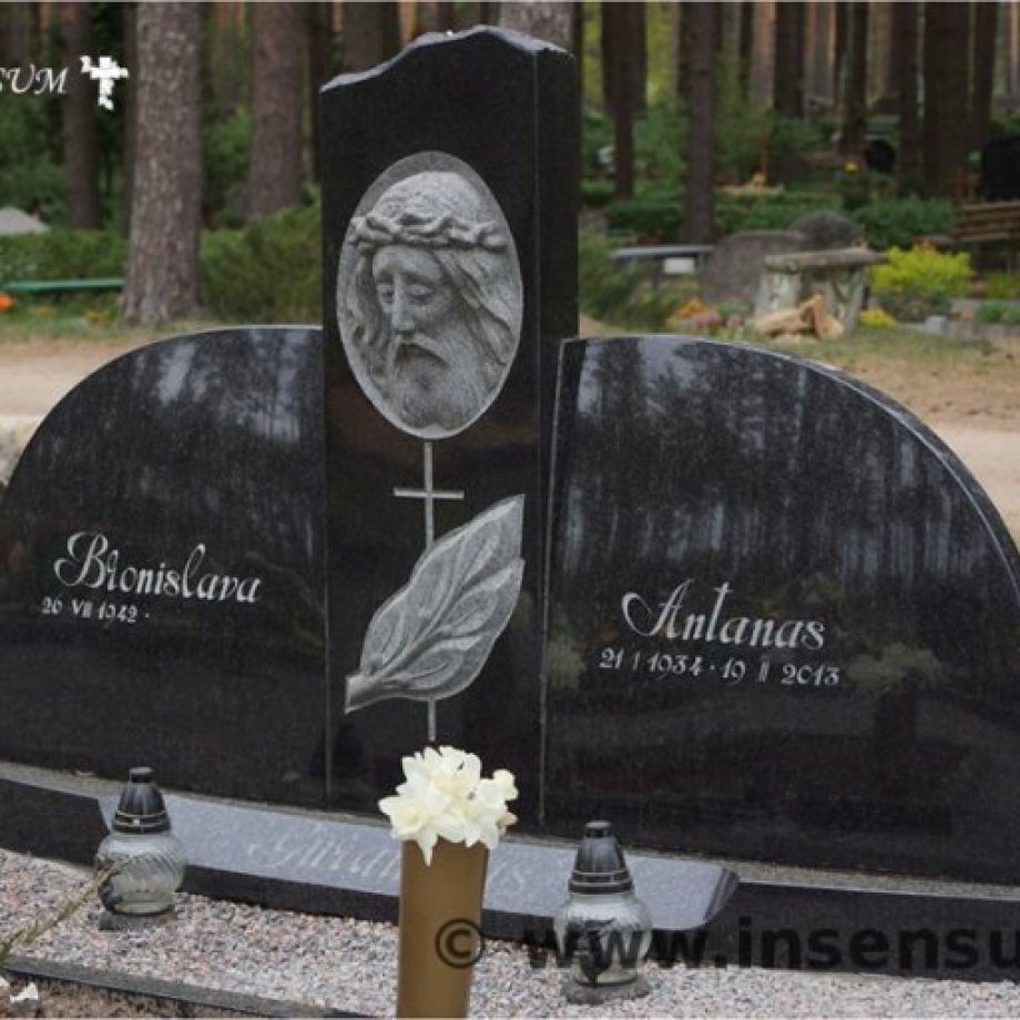 Памятник из черного гранита