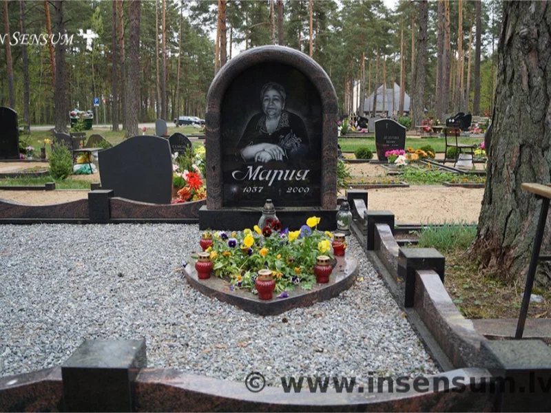 Гранитный памятник