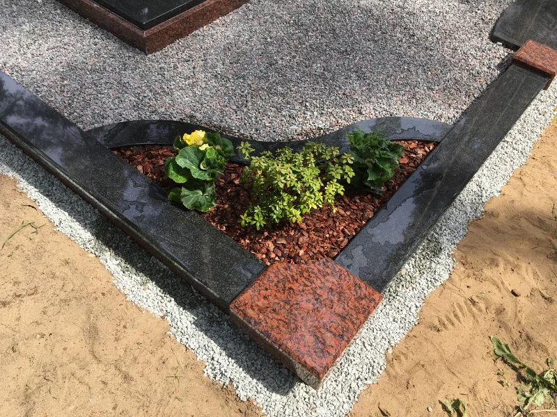 Гранитный периметральный бордюр