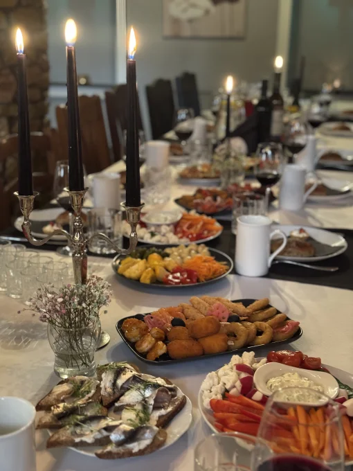 Bēru mielasti Rīgā Ilkrogā ar svēcem un klūsu atmosfēru