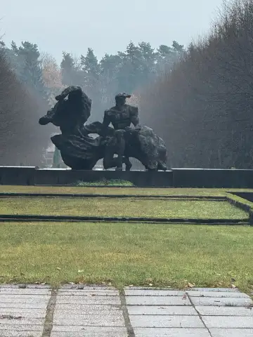 Rakstnieka Viļa Lāča piemineklis Rīgas Meža kapos