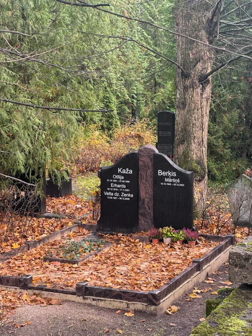Daļēji slēgtā Rīgas Meža kapu daļa ar jauniem ģimenes apbedījumiem.