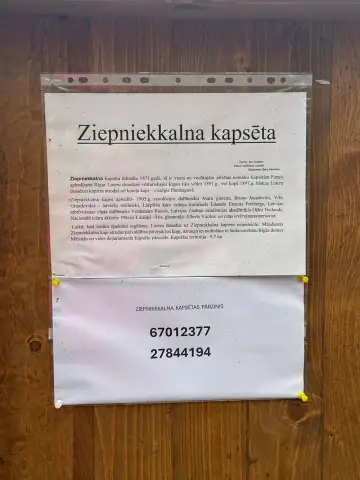 Informatīvs stends ar Ziepniekkalna kapsētas pārziņa kontaktiem