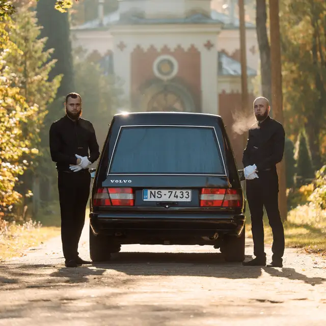 Ritual Mirklis komanda nodrošina cienīgu izvadīšanu ar katafalka auto