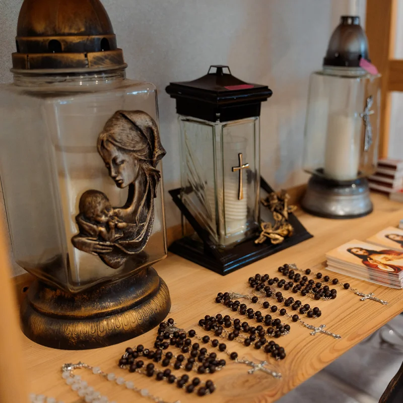 Ikonas, sveces, eļļas lampas, foto rāmji portretiem, aksesuāri un dekors.