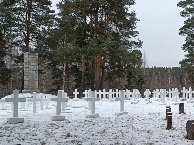Vēsturiski kapi, kas liecina par pilsētas daudzveidīgo kopienu un kultūras mantojumu.