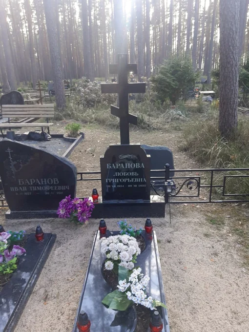 Granīta piemineklis ar granīta krustu
